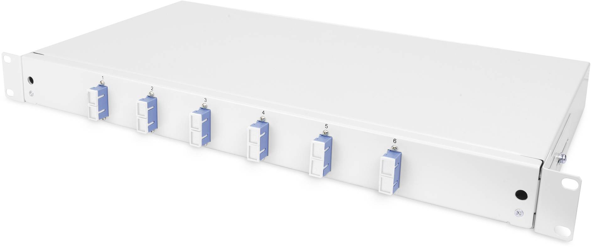 Ein weißes Rackmount-Gehäuse mit sechs blau-weißen Anschlussmodulen, möglicherweise für Glasfaserverbindungen, in der Frontansicht.