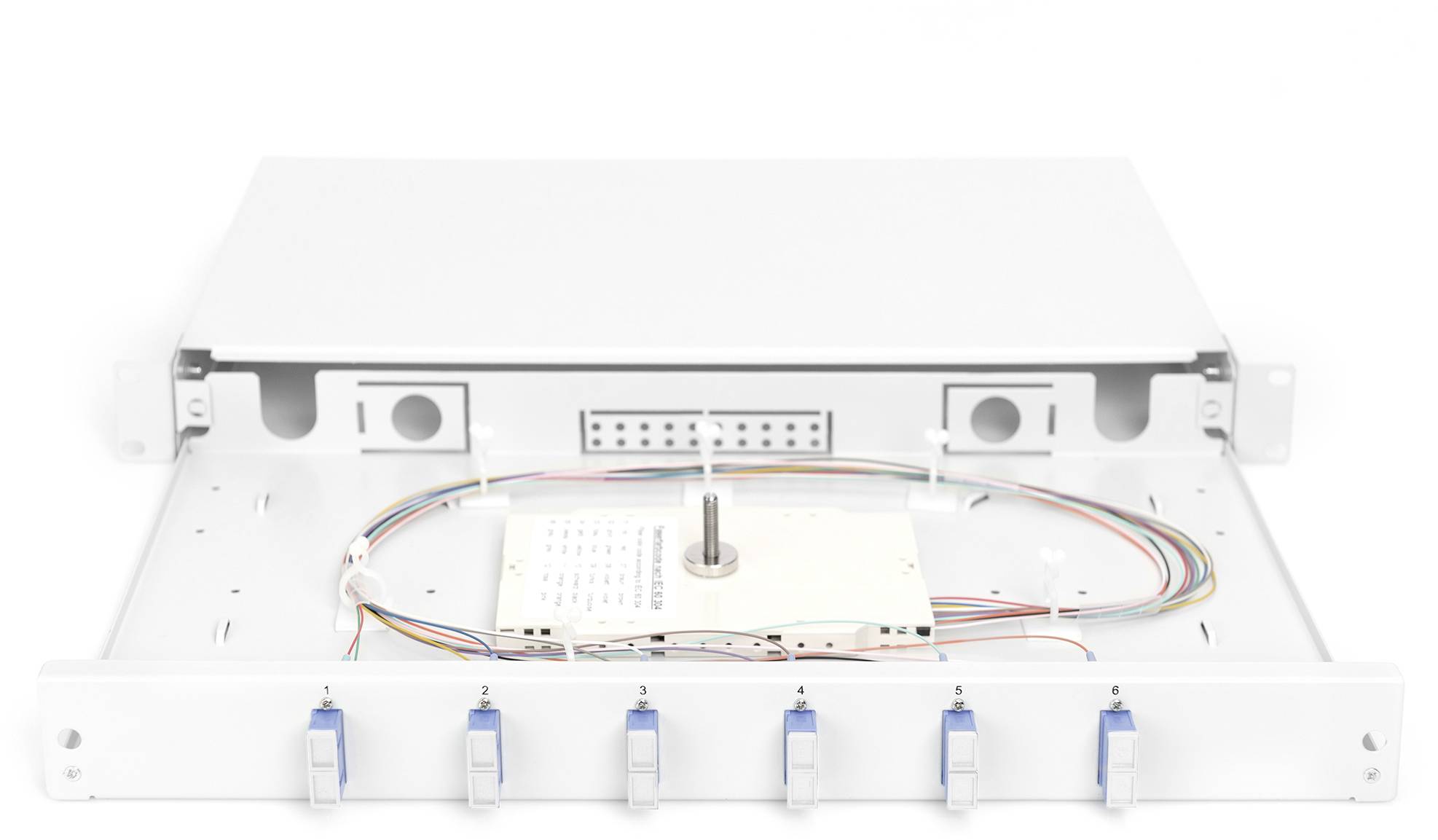 Ein weißes Netzwerk-Patchpanel mit offenen Ports, sichtbaren Kabeln und einem zentralen Verteilerblock vor einem hellen Hintergrund.