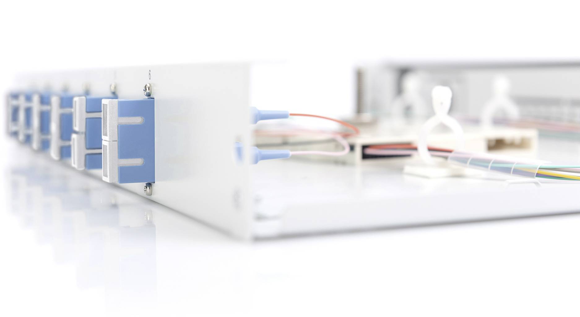 Faseroptik-Kabel verbunden mit einem Patchpanel in einem Rechenzentrum, verschwommener Hintergrund.