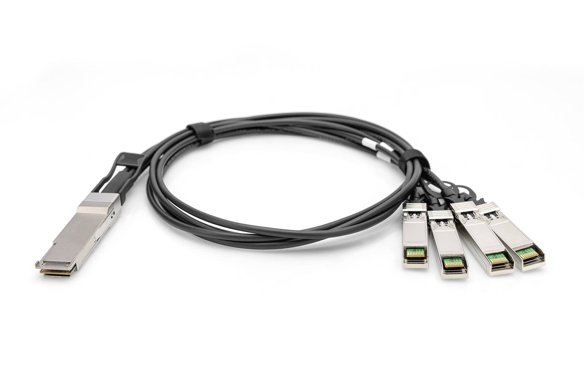 Ein High-Speed-Datenkabel mit drei Anschlüssen an einem Ende, geeignet für den Anschluss von Netzwerkgeräten in einem Rechenzentrum.