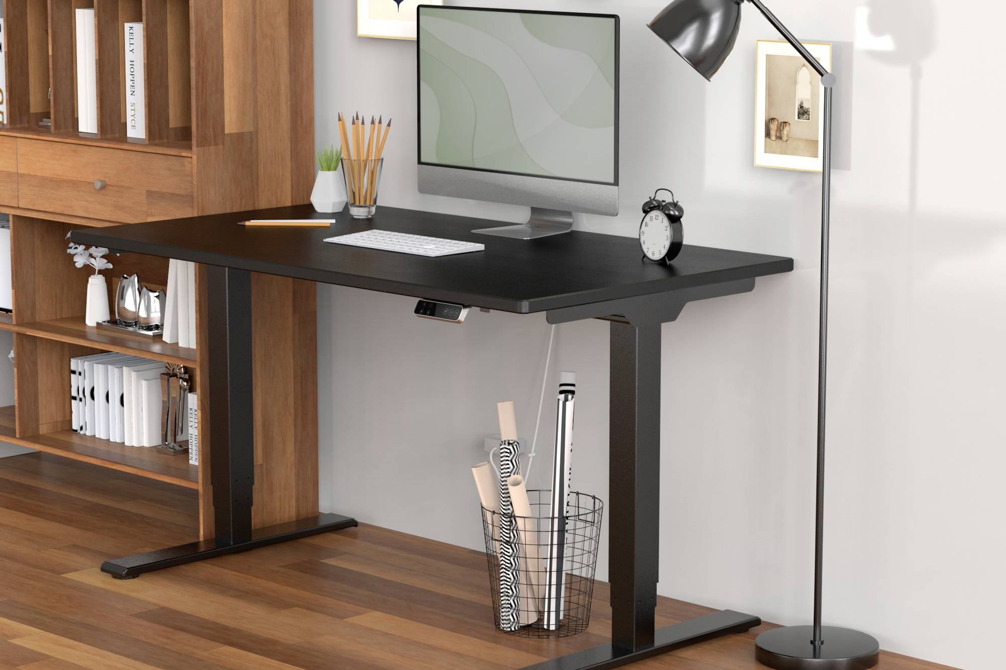 Ein moderner Schreibtisch mit Computer, Lampe, Stiftbecher und Uhr, daneben ein Regal mit Büchern und Dekoration.