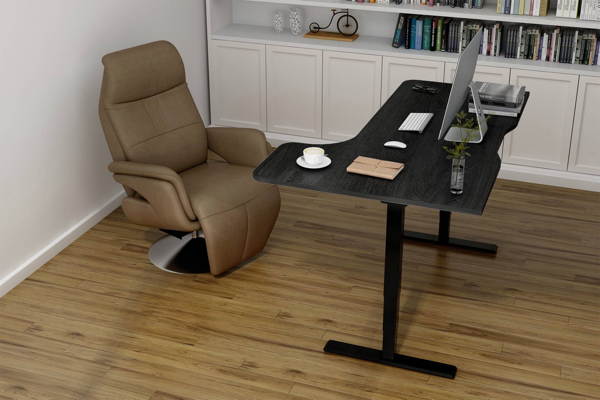 Büro mit braunem Sessel und schwarzem Schreibtisch, darauf ein Monitor, Tastatur, Pflanzen, Notizbuch und eine Tasse. Hintergrund: Bücherregal.