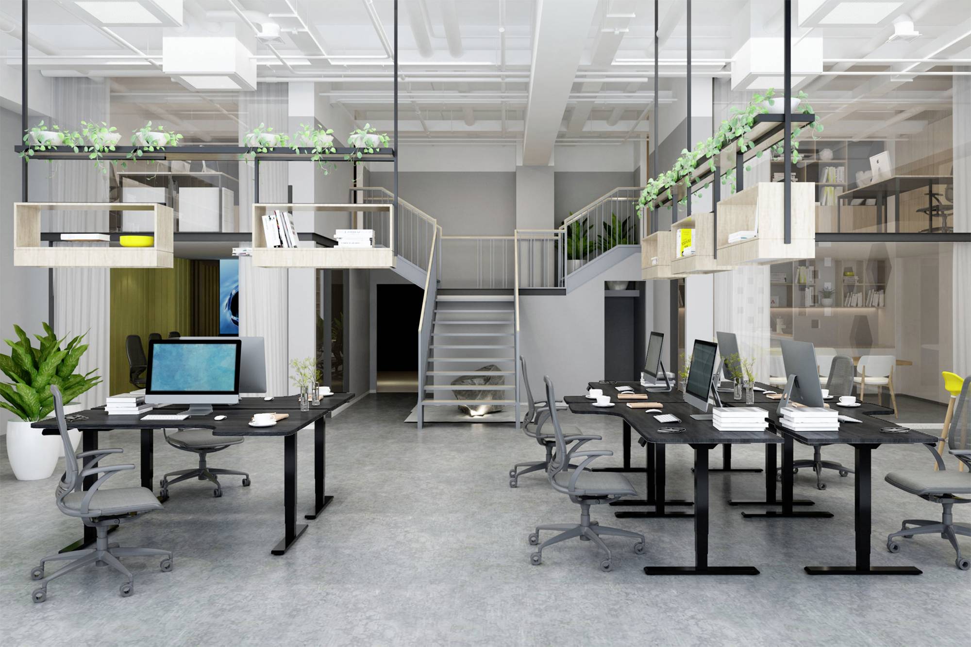 Modernes Büro mit offenen Arbeitsplätzen, Schreibtischen und Stühlen. Pflanzen hängen von der Decke. Helle und freundliche Umgebung.