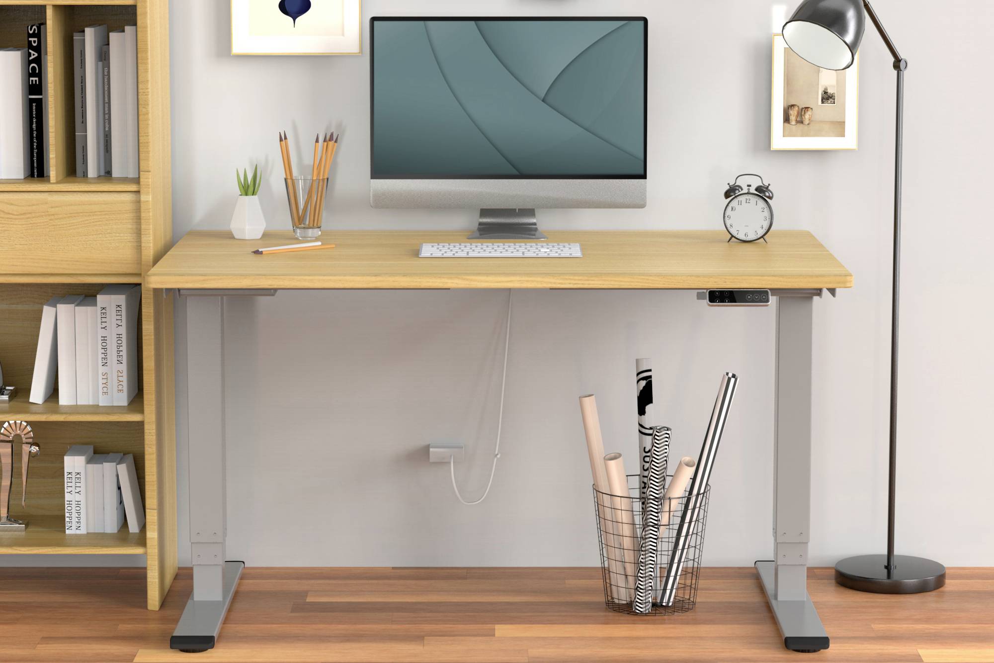 Moderner Holzschreibtisch mit Computer, Tastatur, Büromaterialien und Stehlampe in einem Bürozimmer. Behagliche Arbeitsumgebung.