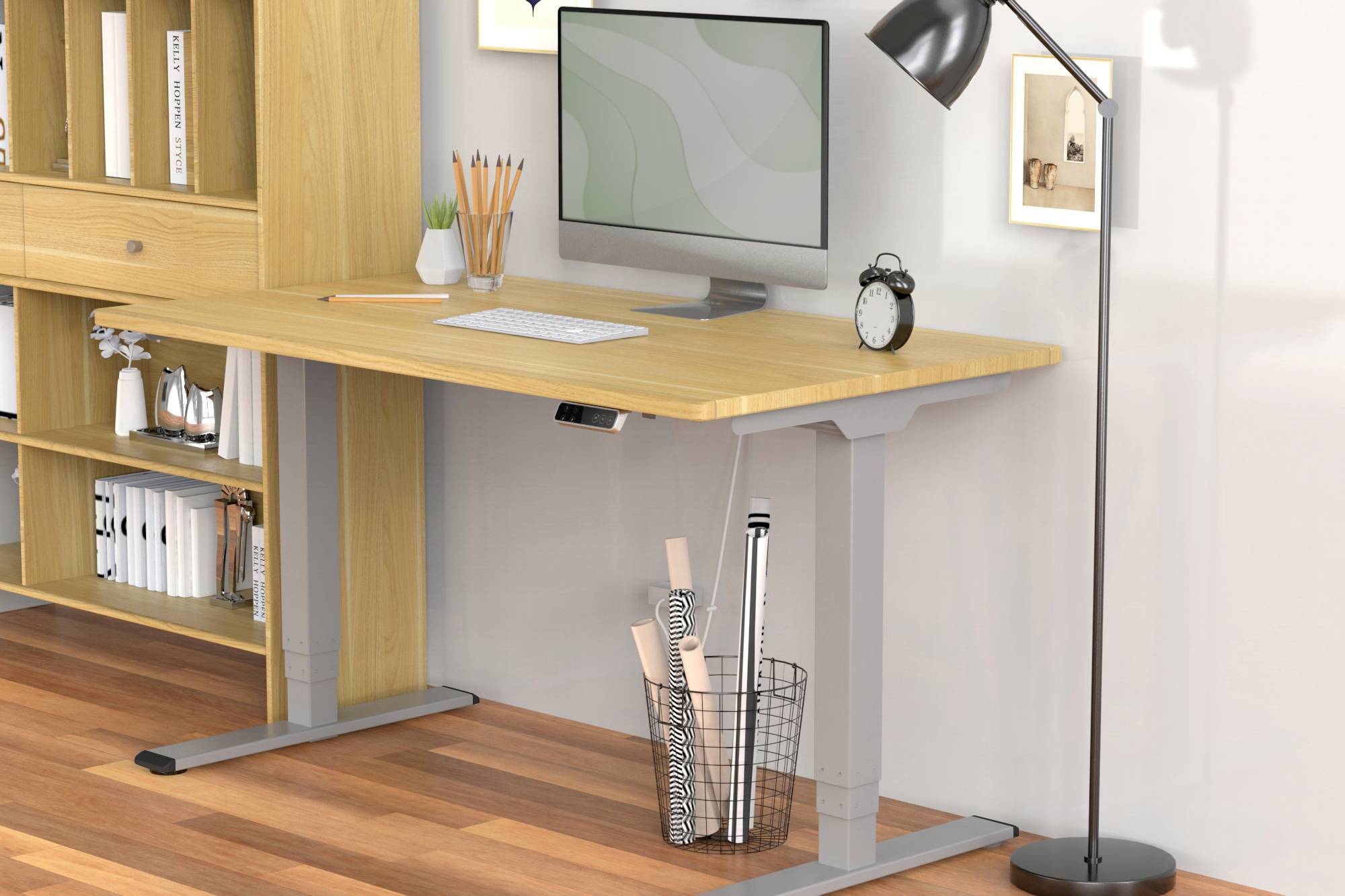 Ein minimalistischer Schreibtisch mit einem Computerbildschirm, Tastatur, Büchern und Schreibutensilien. Daneben eine Stehlampe.