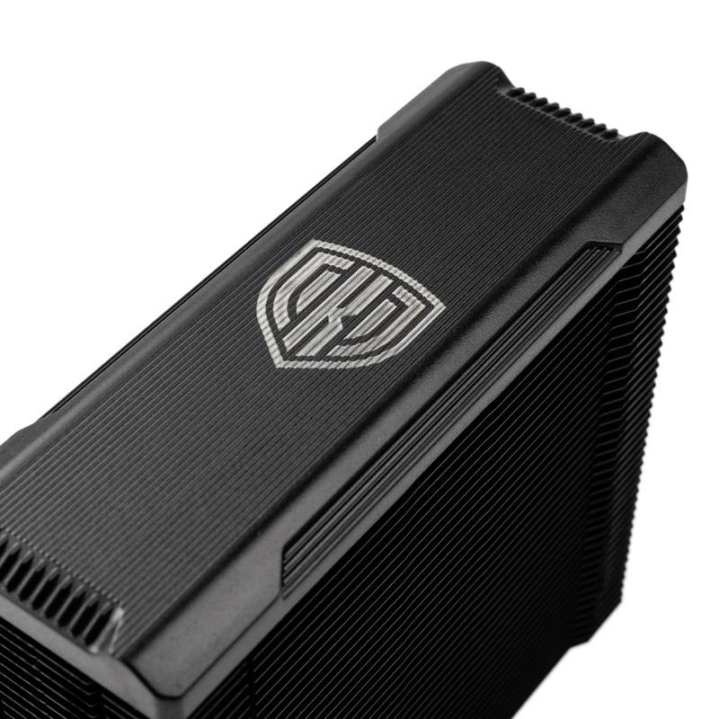 Ein schwarzer Kühlkörper mit vertikalen Lamellen und einem eingeprägten Logo auf der Oberseite, das zur Ableitung von Wärme dient.