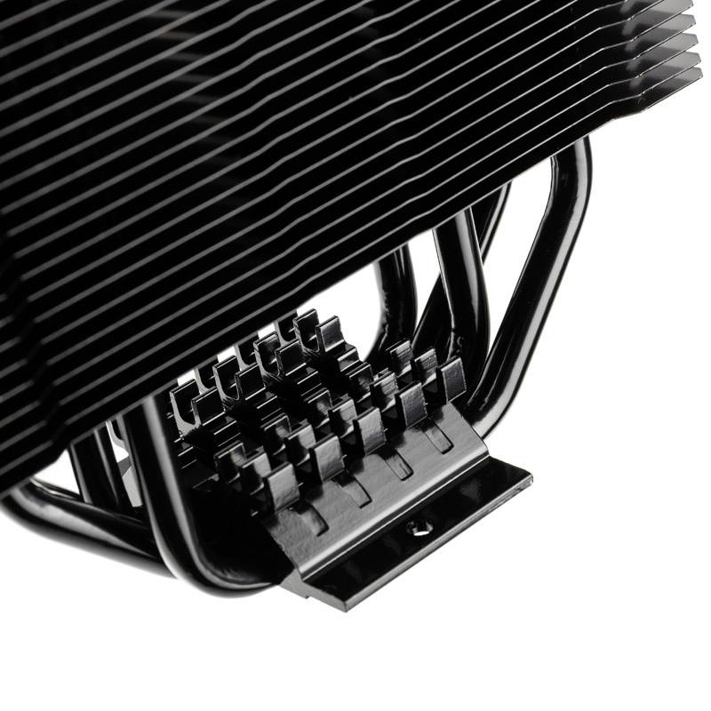 Schwarzer CPU-Kühler mit Lamellen zur Wärmeabfuhr, Teil eines Kühlsystems für Computerkomponenten.
