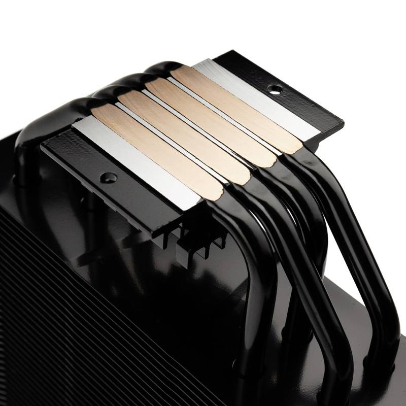 Nahaufnahme eines CPU-Kühlers mit Kupfer-Heatsinks und schwarzen Kühlrippen.