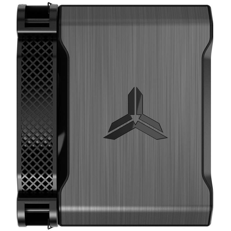 Ein quadratisches, metallisches Gerät mit Lüftungsschlitzen an der Seite. In der Mitte befindet sich ein geometrisches Logo.