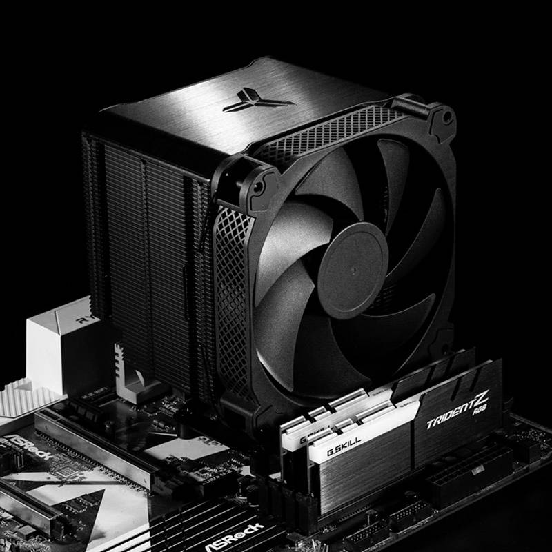 Ein großer CPU-Kühler mit Lüfter ist auf einem Mainboard montiert, umgeben von RAM-Modulen und anderen Computerkomponenten.