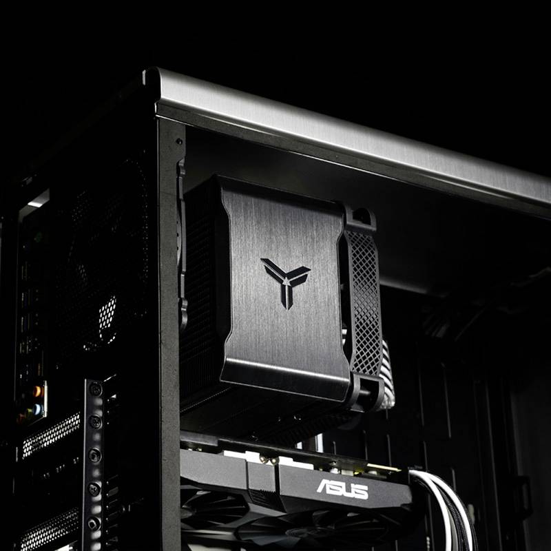 Ein Computergehäuse mit sichtbaren Lüftern und ASUS-Komponenten in einem PC. Das Gehäuse hat ein markantes, schwarzes Design.