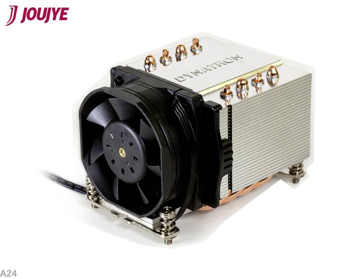 Ein kompakter CPU-Kühler mit Lüfter und Kühlrippen aus Metall. Oben ist eine glatte Metallplatte mit eingraviertem Text sichtbar.