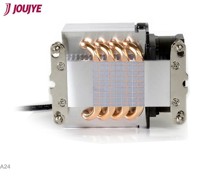 Ein CPU-Kühler mit mehreren Kupferrohren zur Wärmeableitung. Links oben ist ein Logo.