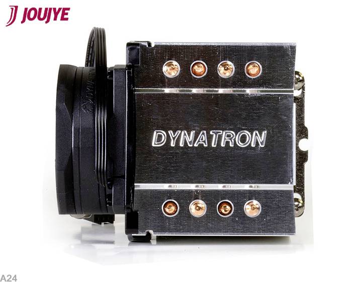 Kühler von Dynatron mit mehreren Kupferröhren und schwarzem Lüftergehäuse, seitlich mit der Aufschrift 'DYNATRON' in einem technischen Kontext.
