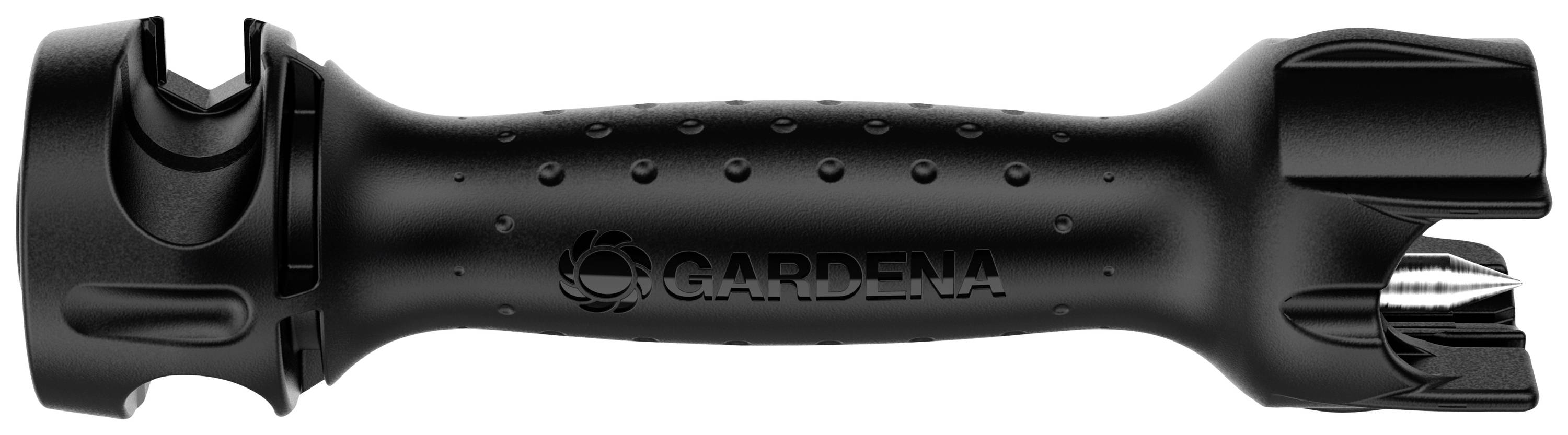 Ein schwarzer Gardena-Schlauchanschlussadapter aus Kunststoff, zylindrisch geformt, mit geriffeltem Griff.