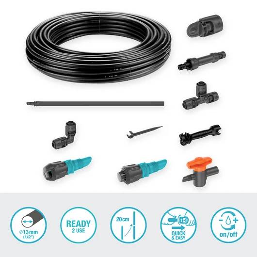 Bewässerungssystem-Set mit verschiedenen Komponenten wie Schlauch, Düsen und Verbindern gezeigt. Symbole weisen auf Funktionen wie schnelle Einrichtung und 13-mm-Größe hin.
