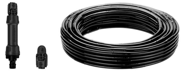 Bewässerungssystem mit schwarzem Schlauch und Verbindungsstücken. Eignet sich zur effizienten Wasserversorgung von Gärten.
