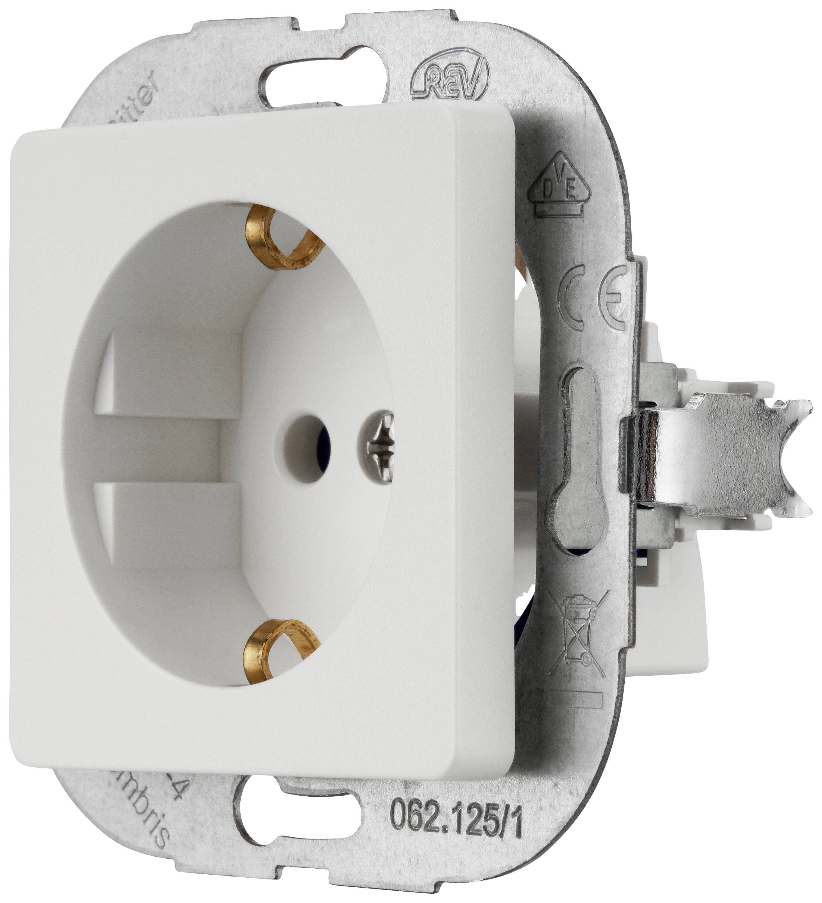 Weiße Steckdose mit runder Öffnung, umgeben von einer metallenen Montageplatte. Sichtbar sind Sicherheits- und Zulassungskennzeichen.