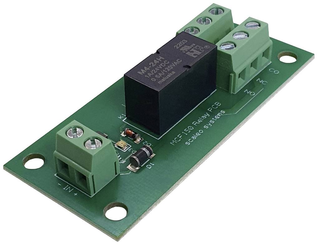 Eine grüne elektronische Leiterplatte mit einem schwarzen Relaisbauteil in der Mitte. Grüne Schraubklemmen befinden sich an beiden Enden.