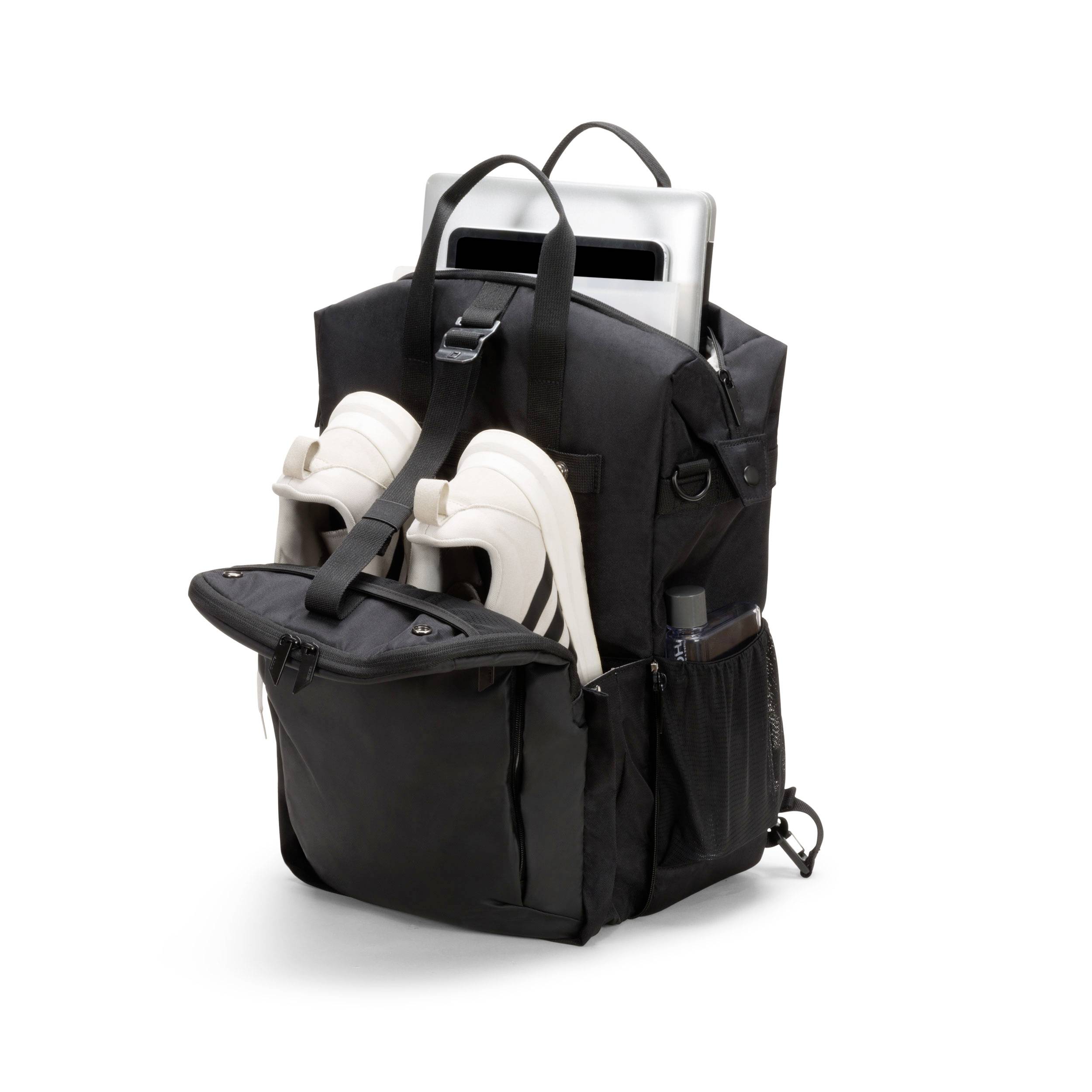 Ein schwarzer Rucksack, der ein Paar weiße Turnschuhe und einen Laptop enthält, zeigt seine Funktionalität und Stauraum.