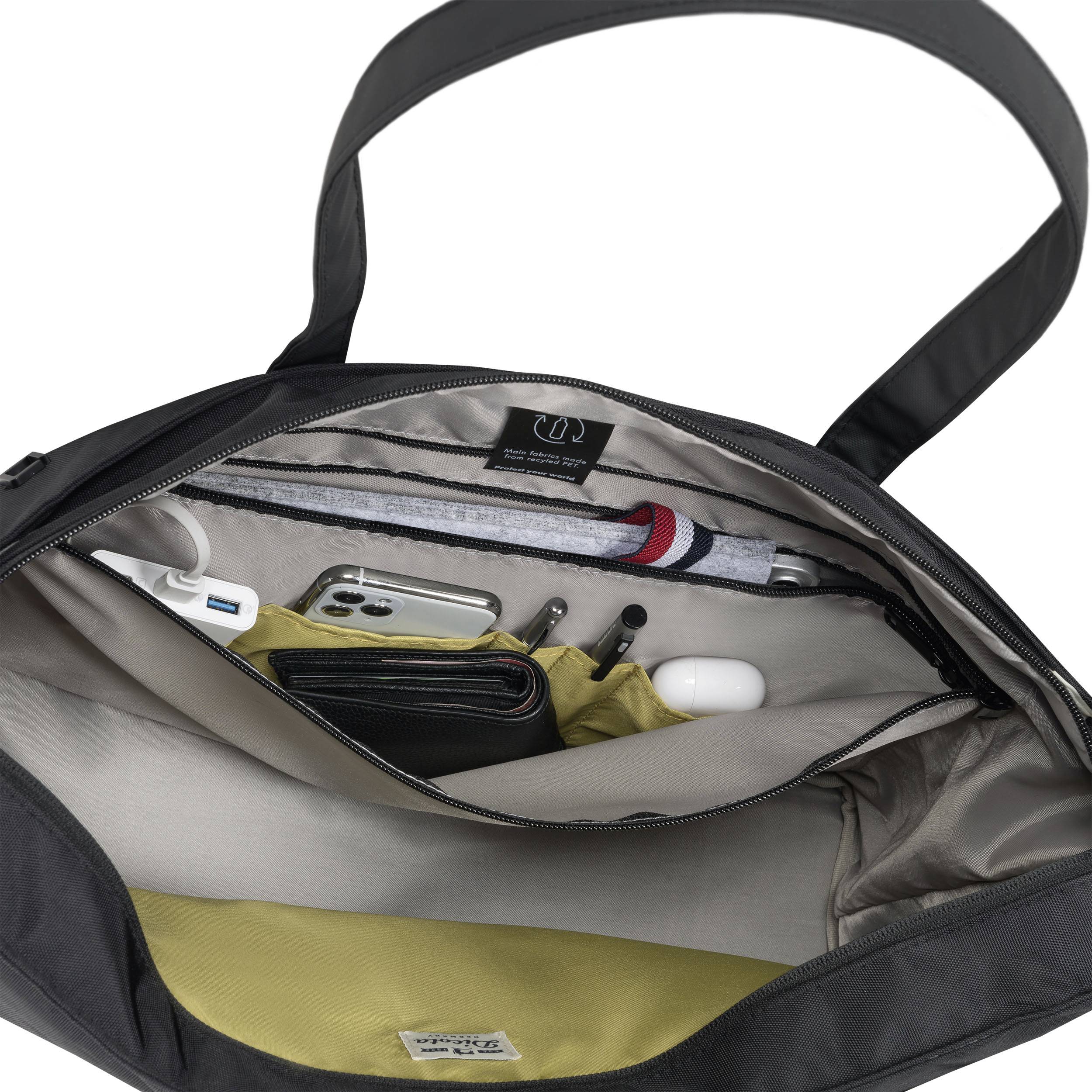 Eine geöffnete schwarze Tasche mit mehreren Fächern. Sichtbar sind ein Smartphone, eine Geldbörse, ein Stift und ein aufgerolltes Tuch.