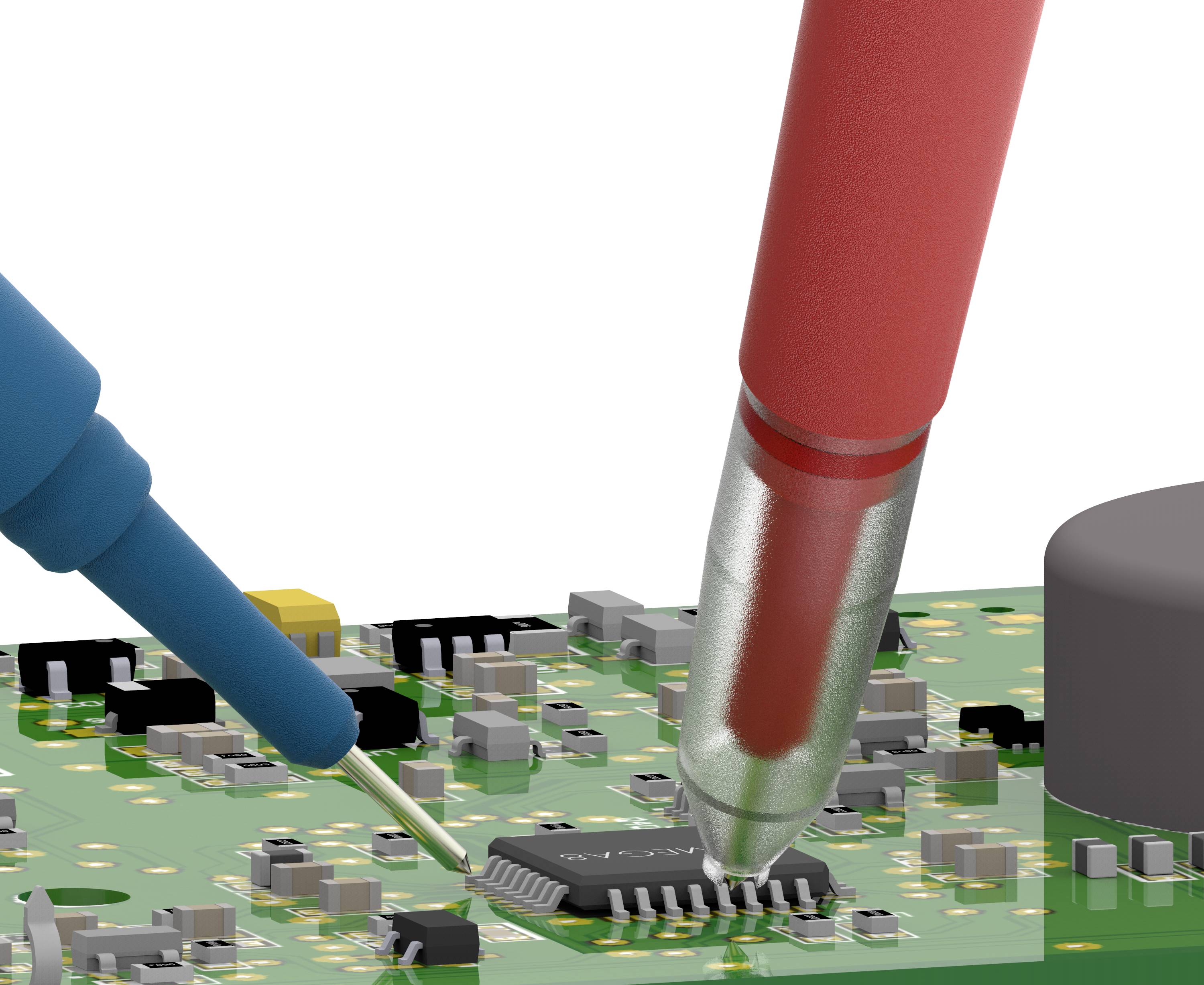 Zwei Messspitzen prüfen einen Mikrochip auf einer grünen Leiterplatte, umgeben von elektronischen Bauteilen.