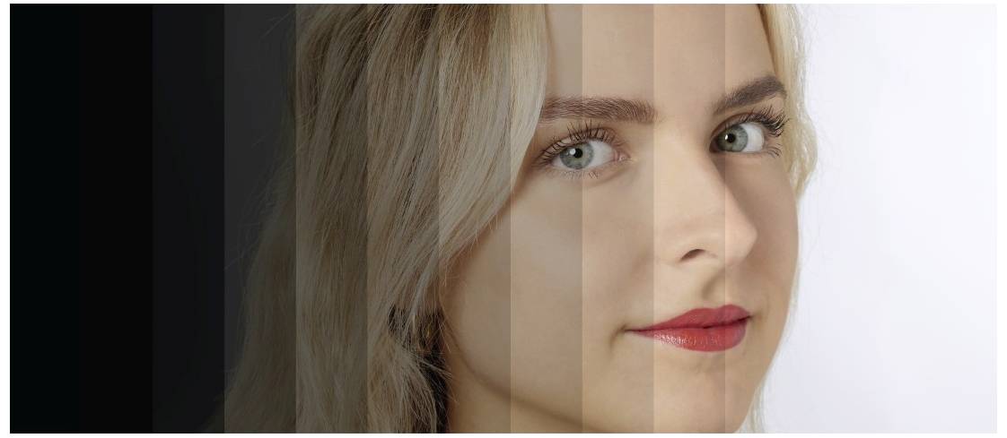 Eine Frau mit blondem Haar. Das Bild zeigt einen Übergang von dunklem zu hellem Hintergrund, der das Gesicht teils verdunkelt.