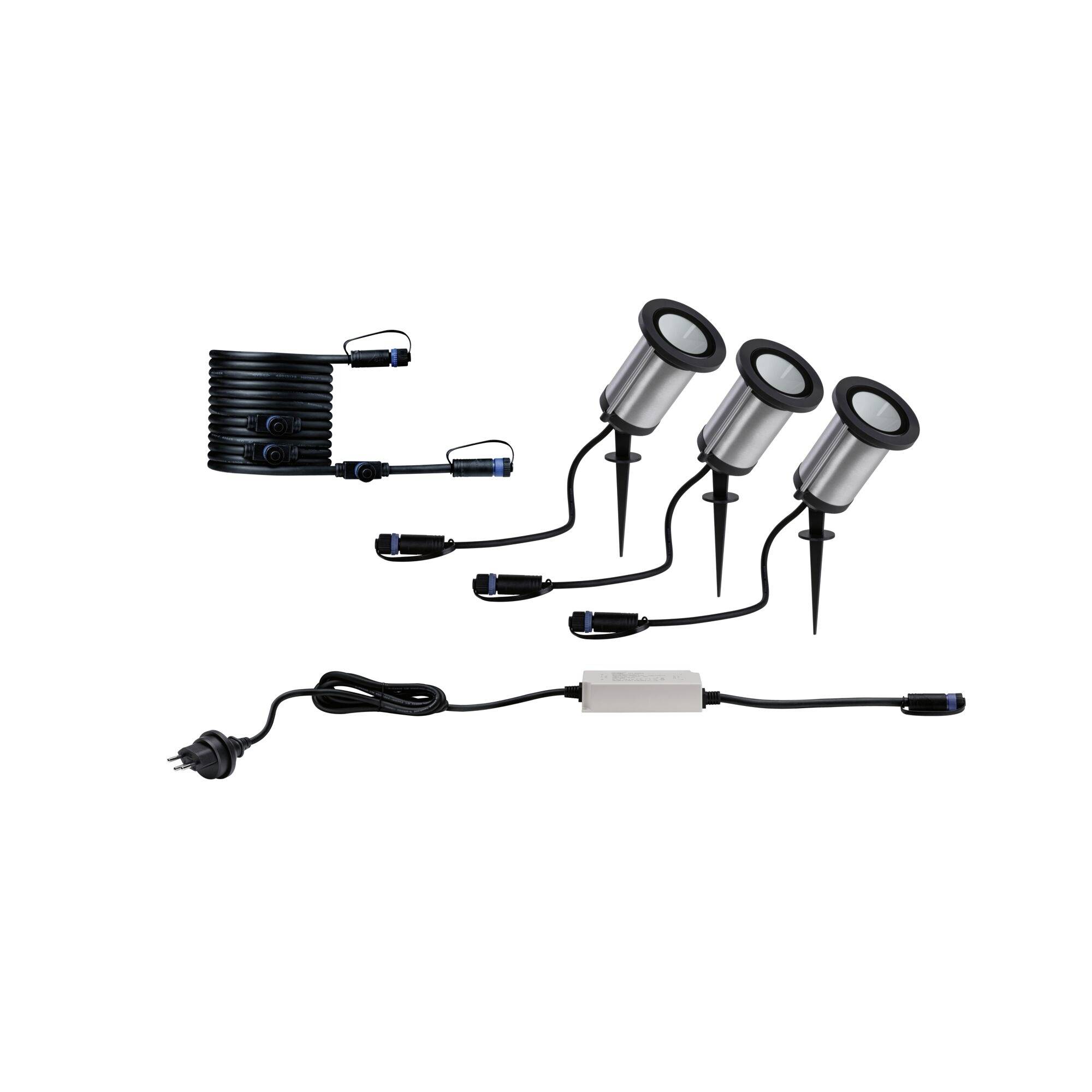 Drei Outdoor-LED-Spots mit Spießen, Kabeln und Netzstecker, geeignet für Gartenbeleuchtung. Silberfarbenes Gehäuse, einfach anzuschließen.