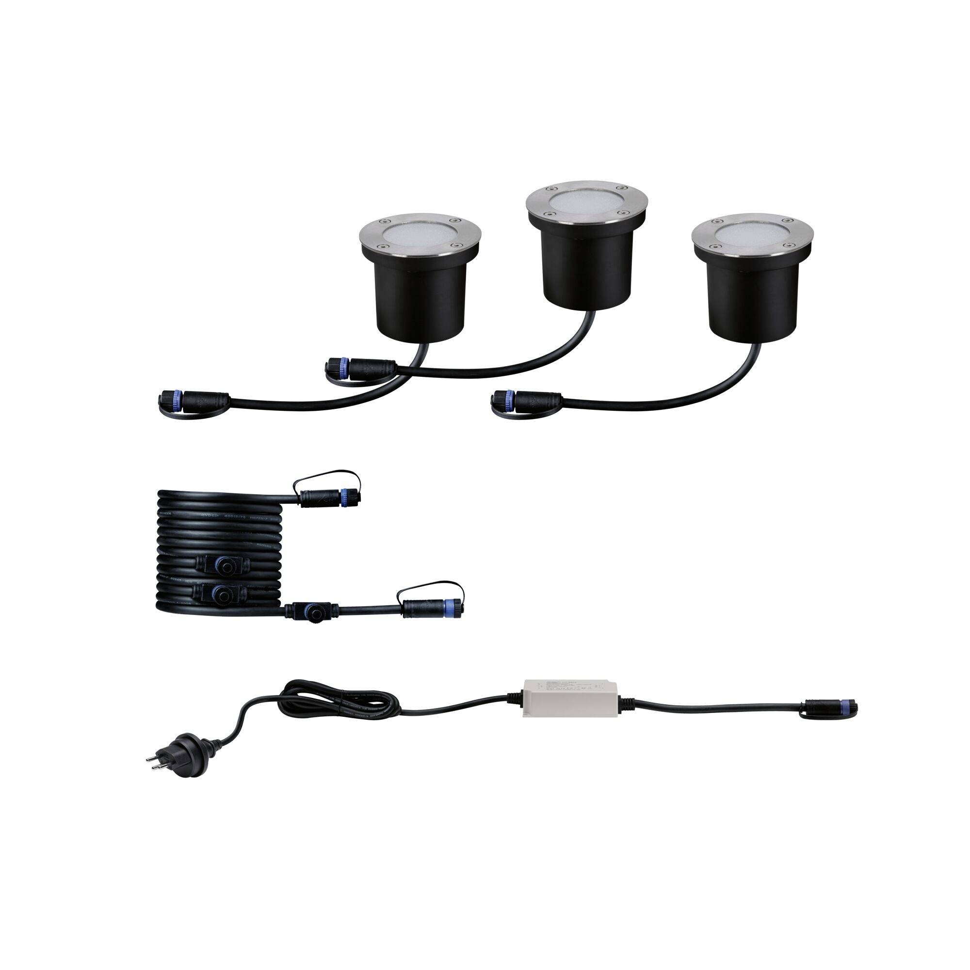 Drei runde, schwarze LED-Einbaustrahler mit Kabeln und Steckverbindungen, eine Kabelrolle und ein Stromadapter mit Stecker.