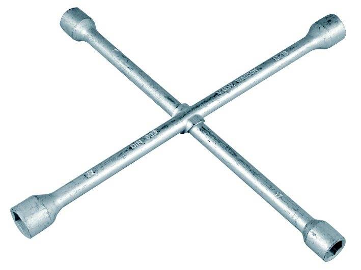 Ein kreuzförmiger Radmutterschlüssel aus Metall, verwendet zum Lösen und Anziehen von Radmuttern an Fahrzeugen.