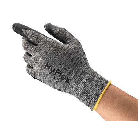 Hand, die einen grauen Handschuh trägt, auf dem 'HyFlex' steht, hebt zwei Finger. Der Handschuh hat schwarze Fingerspitzen.