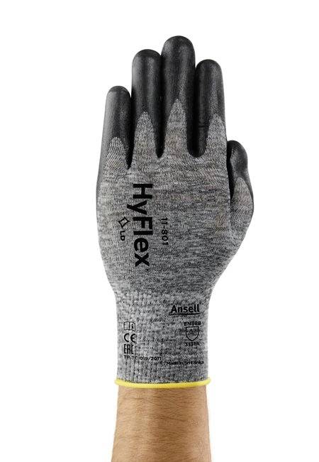 Hand in einem grauen Sicherheitshandschuh mit schwarzer Handfläche und Fingerspitzen. Auf dem Handschuh stehen 'HyFlex' und weitere Markierungen.