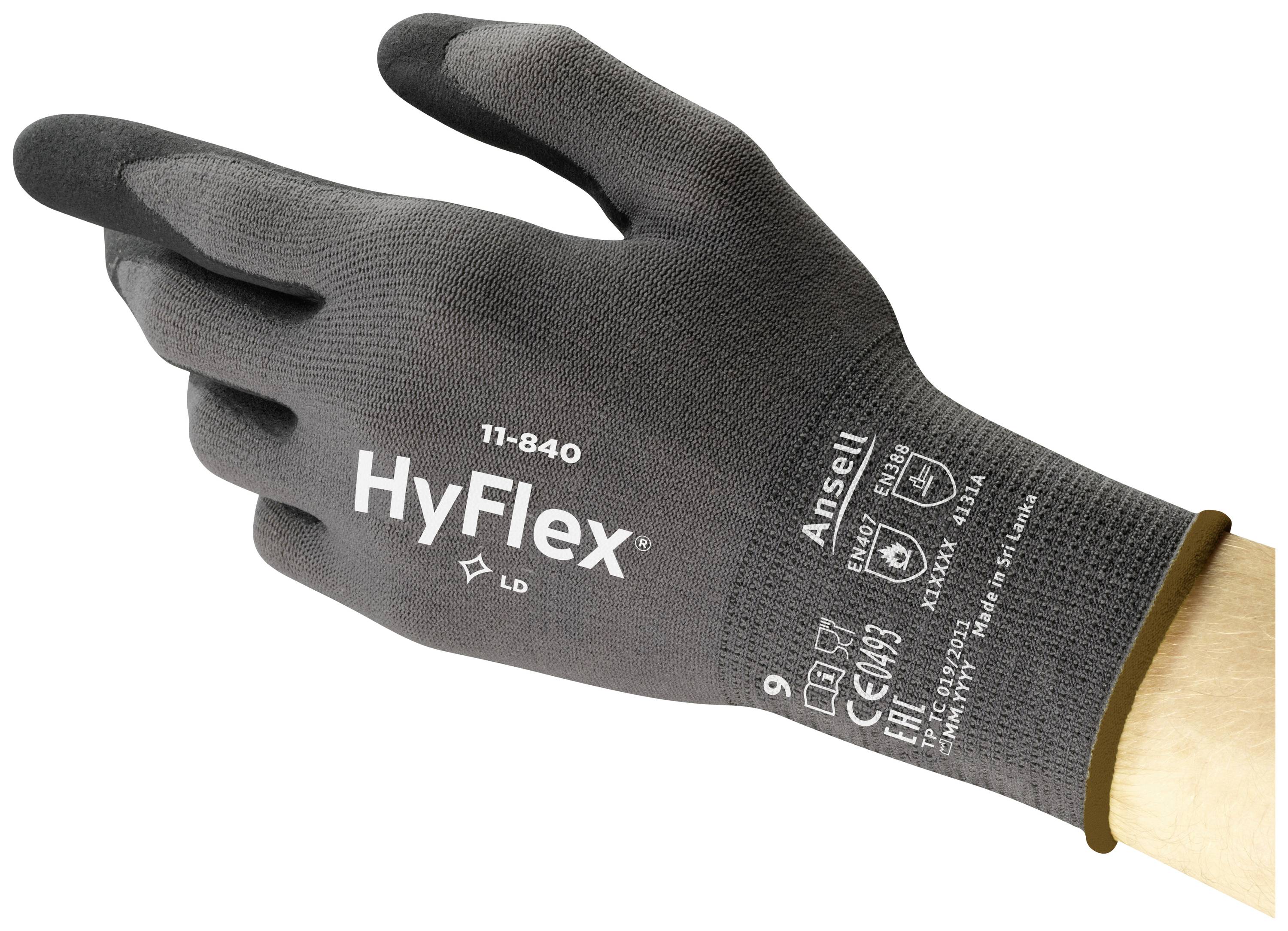 Eine Hand trägt einen schwarzen Arbeitshandschuh der Marke HyFlex mit aufgedruckten Logos und Texten zu Größe und Schutzklassen.