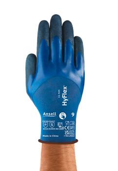 Eine Hand trägt einen blauen HyFlex-Handschuh von Ansell in Größe 9, geeignet für mechanischen Schutz. Klarer Text und Symbole auf dem Handschuh.