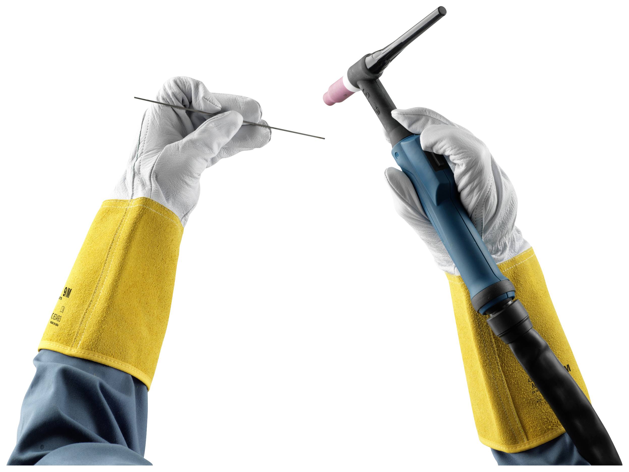 Zwei behandschuhte Hände: eine hält eine Schweißbrennerdüse, die andere ein dünnes Metallstab; gelbe Schutzhüllen um die Unterarme.