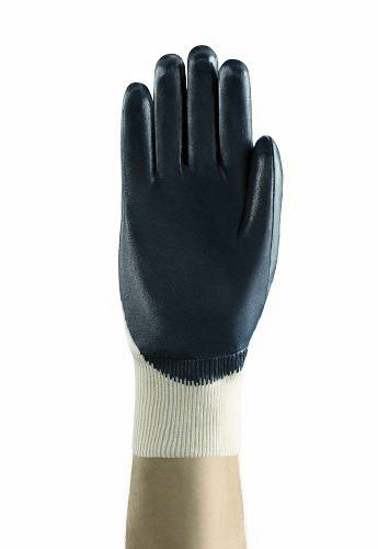 Eine Person trägt einen dunkelblauen Handschuh auf einer Hand. Der Handschuh hat eine weiße Manschette.