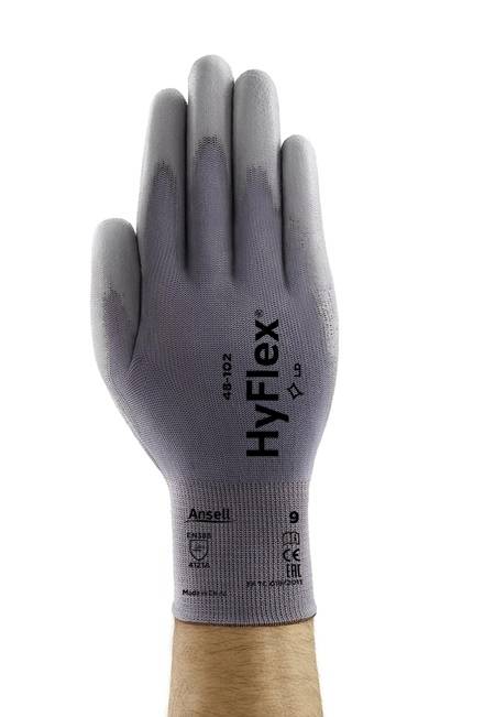 Hand trägt einen grauen HyFlex-Schutzhandschuh von Ansell, Modell 48-102, Größe 9, mit Schutzsymbolen und CE-Markierung.