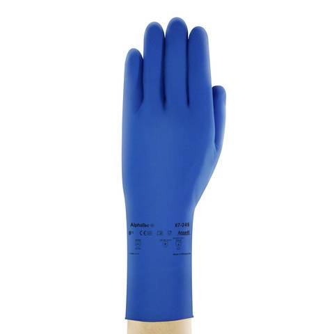 Ein blauer Schutzhandschuh wird an einer Hand getragen. Der Handschuh ist für den Arbeitsschutz gedacht und weist Symbole für Normen auf.