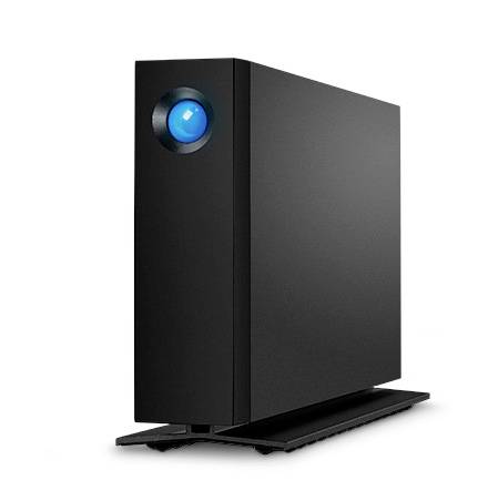 Eine schwarze externe Festplatte mit leuchtendem blauen Licht an der Vorderseite, auf einem Standfuß positioniert.