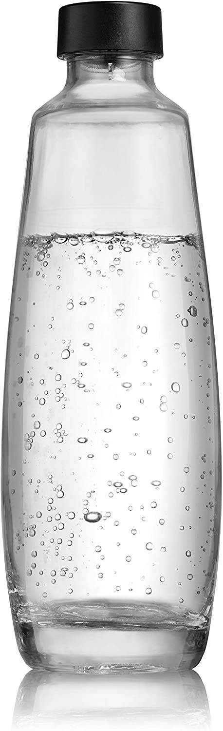Eine klare Wasserflasche mit Kohlensäure, gefüllt bis zum oberen Drittel, verschlossen mit einem schwarzen Deckel.