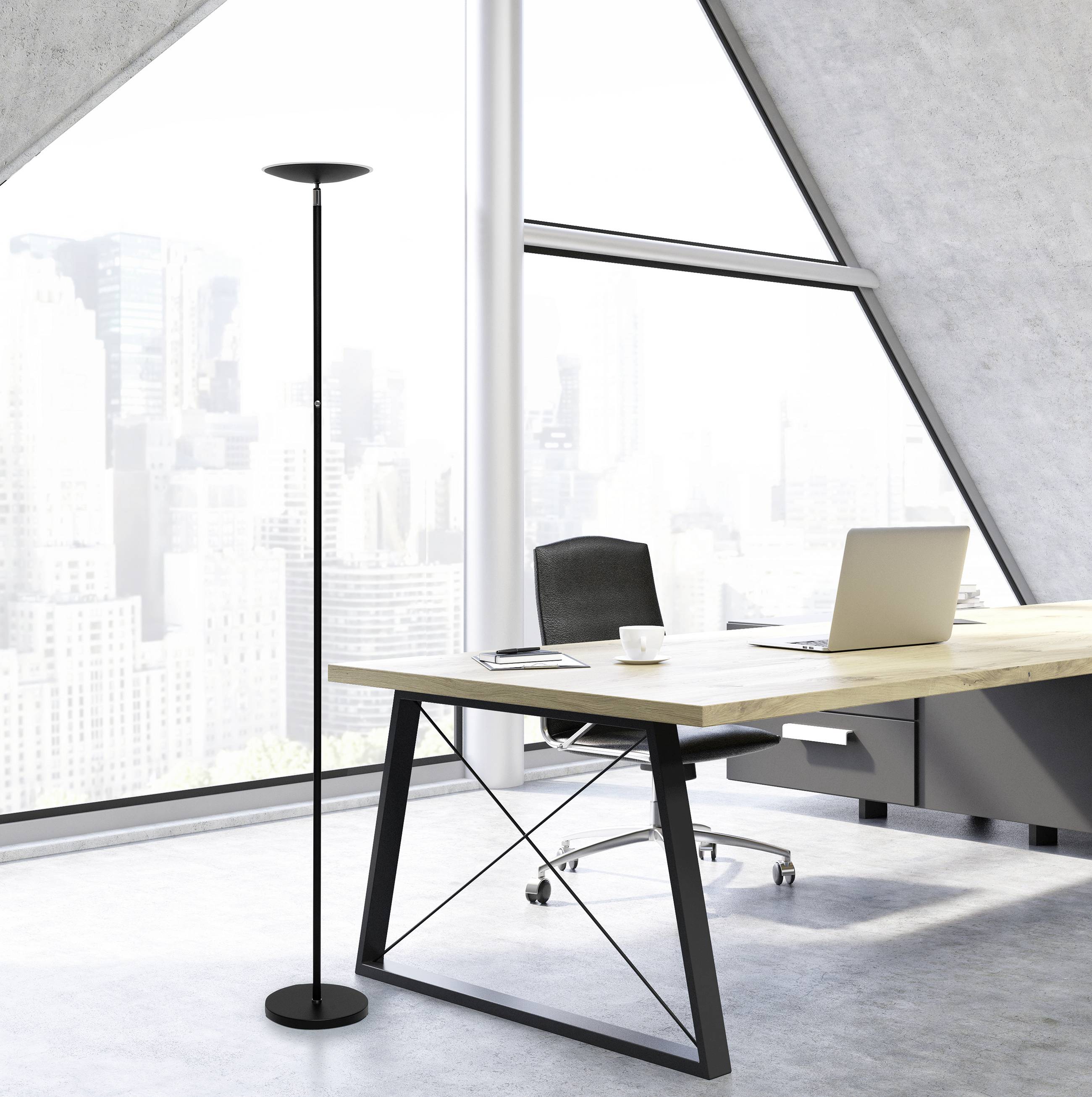 Ein modernes Büro mit einem großen Fenster zeigt einen Schreibtisch mit einem Laptop, einer Tasse und einem Stuhl. Eine Stehlampe ist links im Bild.