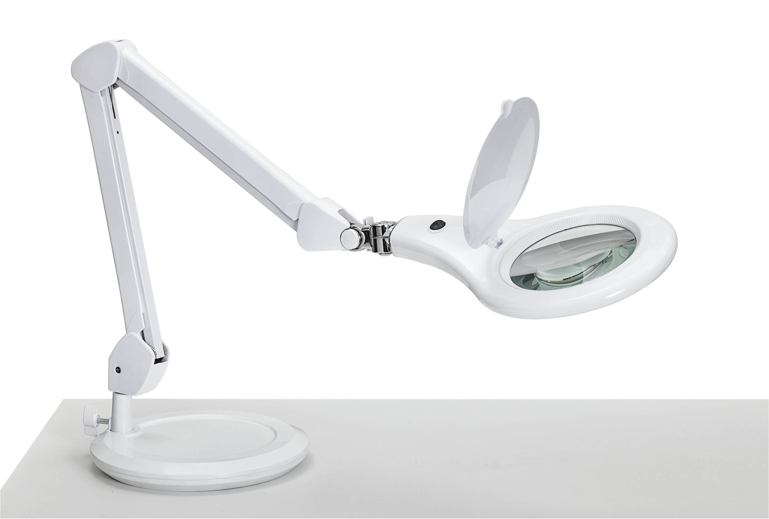 Eine weiße Schreibtischlupe mit schwenkbarem Arm auf einem Tisch, ideal für präzise Arbeiten oder zur Vergrößerung kleiner Details.