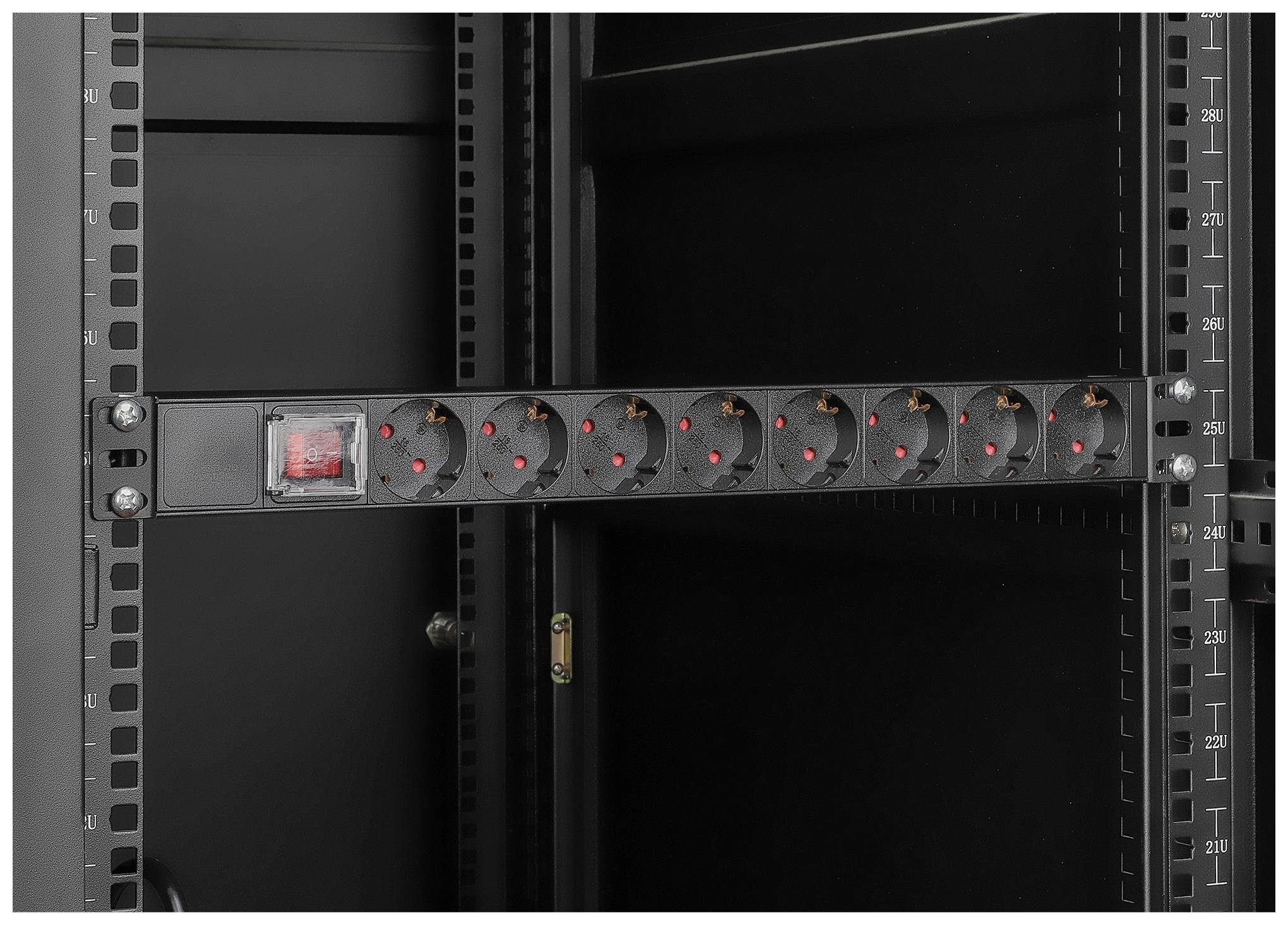 Stromverteilerleiste mit mehreren Steckdosen in einem schwarzen Server-Rack.