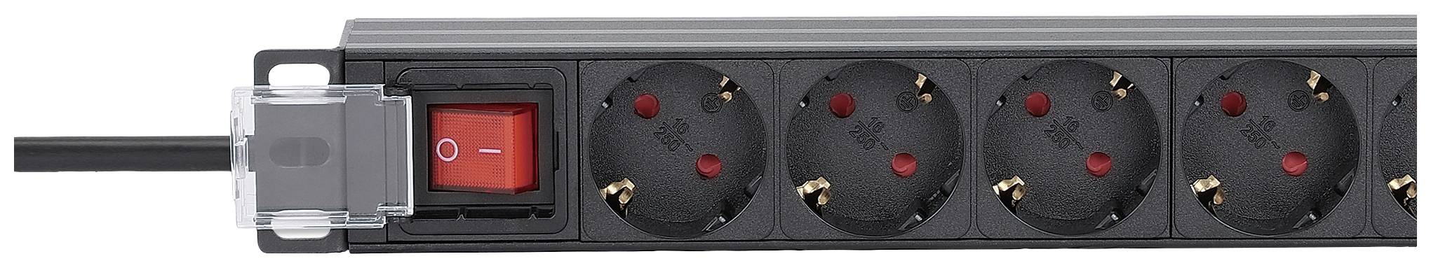 Eine schwarze Mehrfachsteckdose mit vier Steckplätzen und einem roten Ein-/Ausschalter.