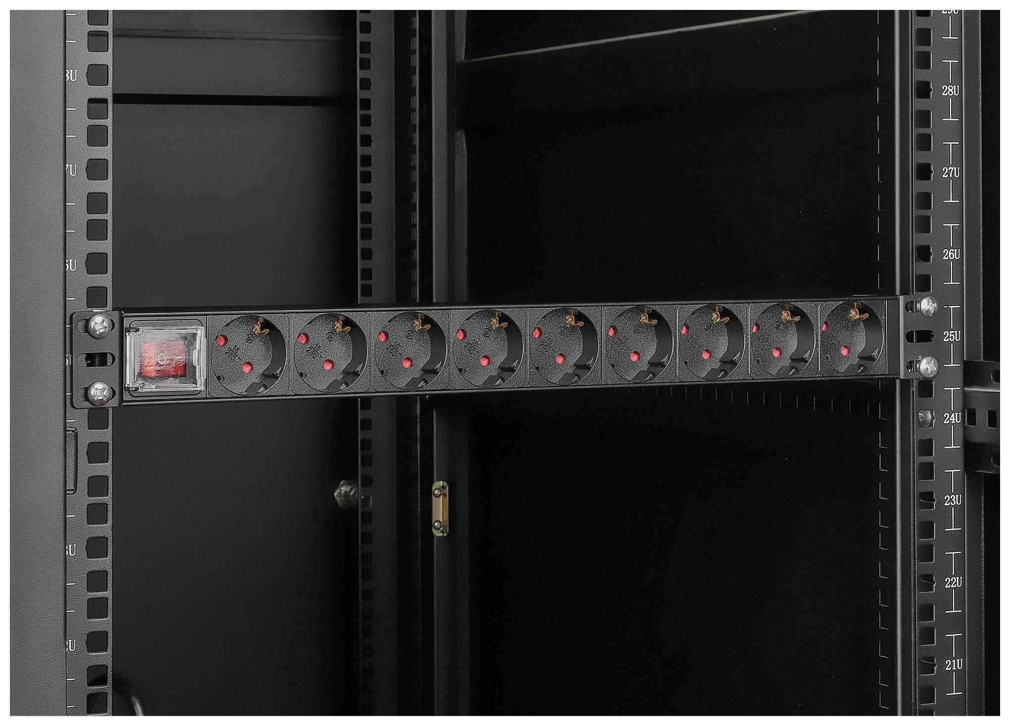 Ein schwarzer Steckdosenleiste mit acht Steckplätzen ist horizontal in einem offenen, schwarzen Serverschrank montiert.