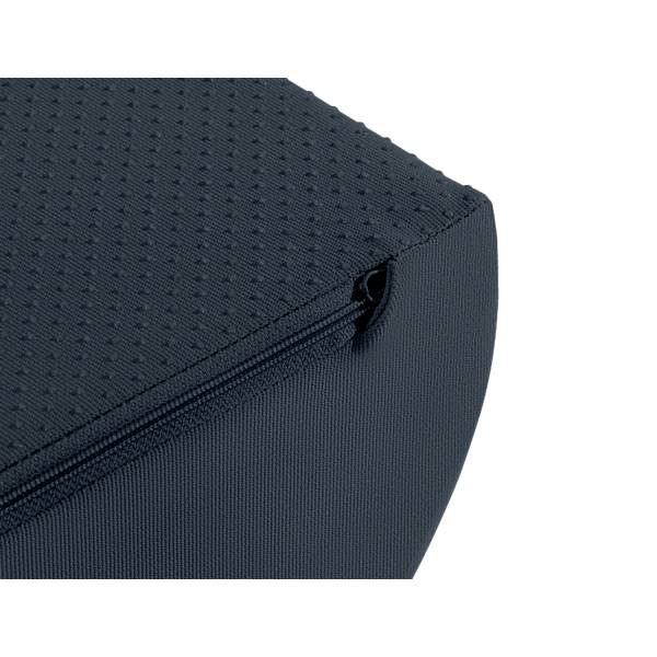 Dunkelblaues Kissen aus Stoff mit gefleckter Textur und sichtbarem Reißverschluss an der Ecke.