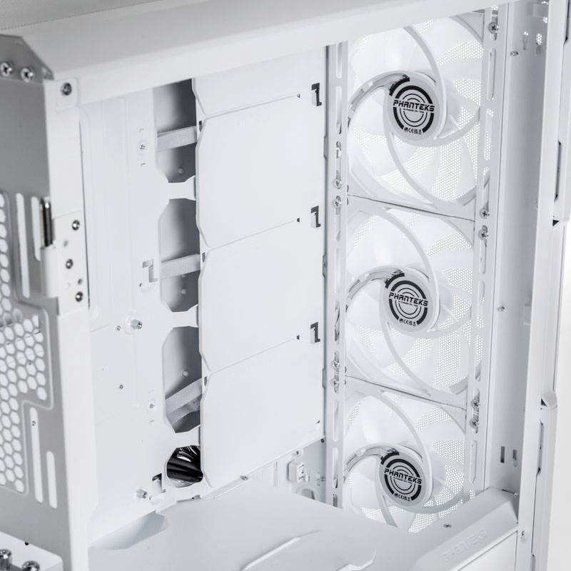 Ein weißes PC-Gehäuse mit transparenten Seiten, drei sichtbare Lüfter mit dem Logo 'Phanteks' und mehreren Festplatteneinschüben.