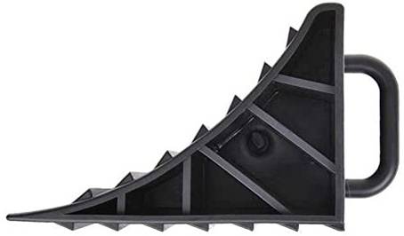 Ein schwarzes, dreieckiges Radkeil mit Griff, um das Wegrollen von Fahrzeugen zu verhindern.