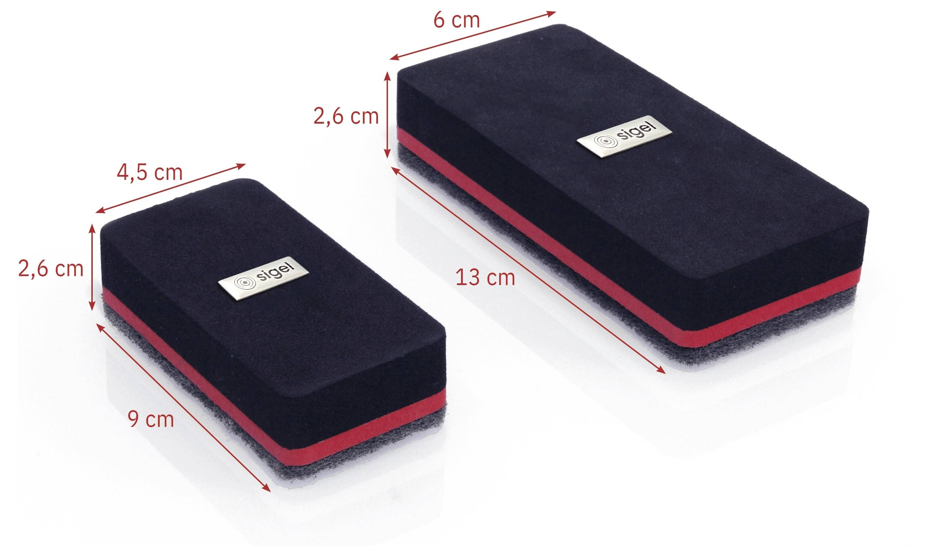 Zwei schwarze rechteckige Schaumstoffblöcke in zwei Größen, beschriftet mit den Abmessungen 4,5 cm × 9 cm × 2,6 cm und 6 cm × 13 cm × 2,6 cm.