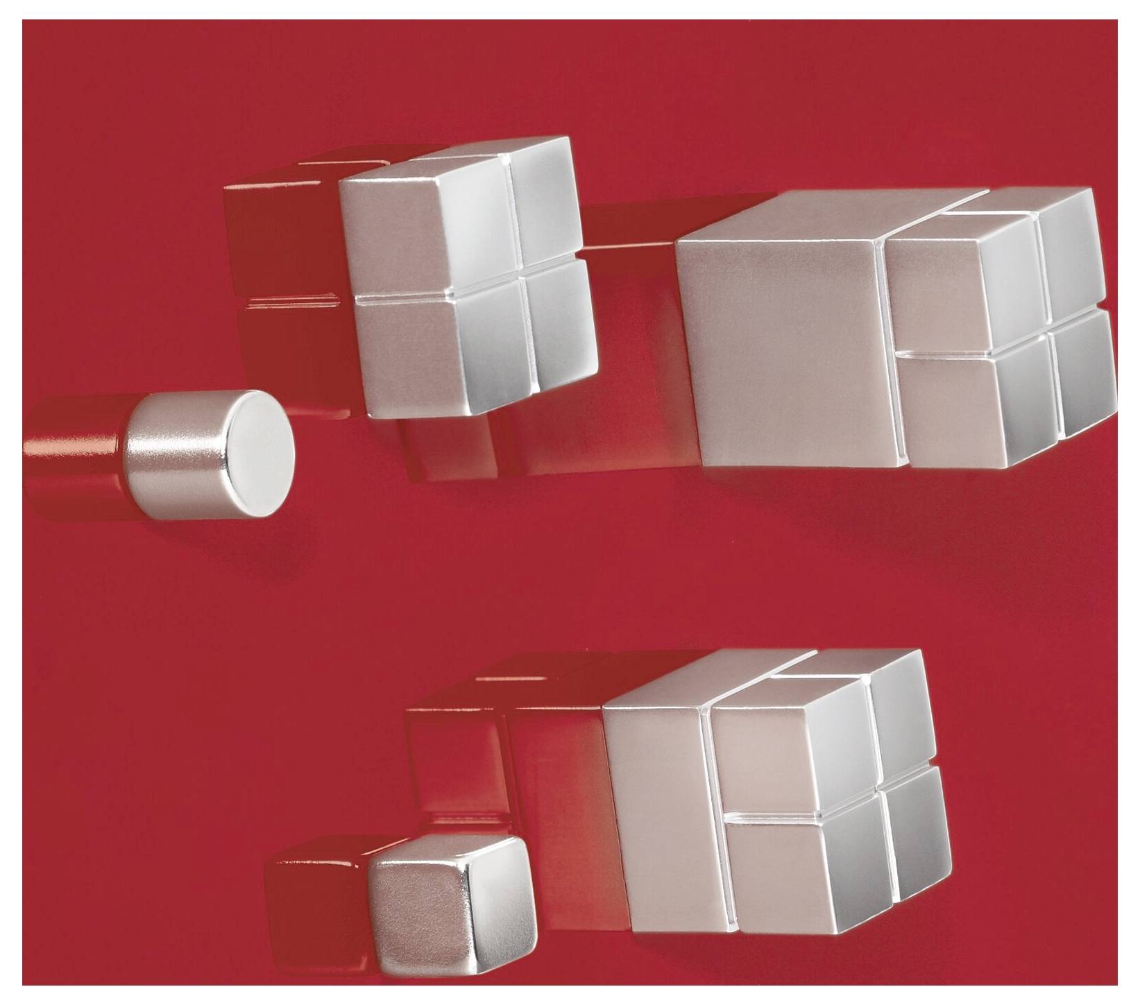 Abstrakter roter Hintergrund mit glänzenden metallischen Würfelformen und einem silbernen Zylinder, der ein geometrisches 3D-Design oder ein Produktrender andeutet.